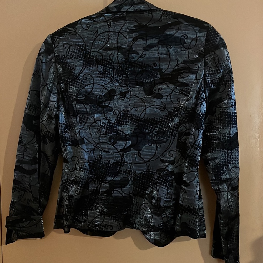 Suit - Picture 3 of 4